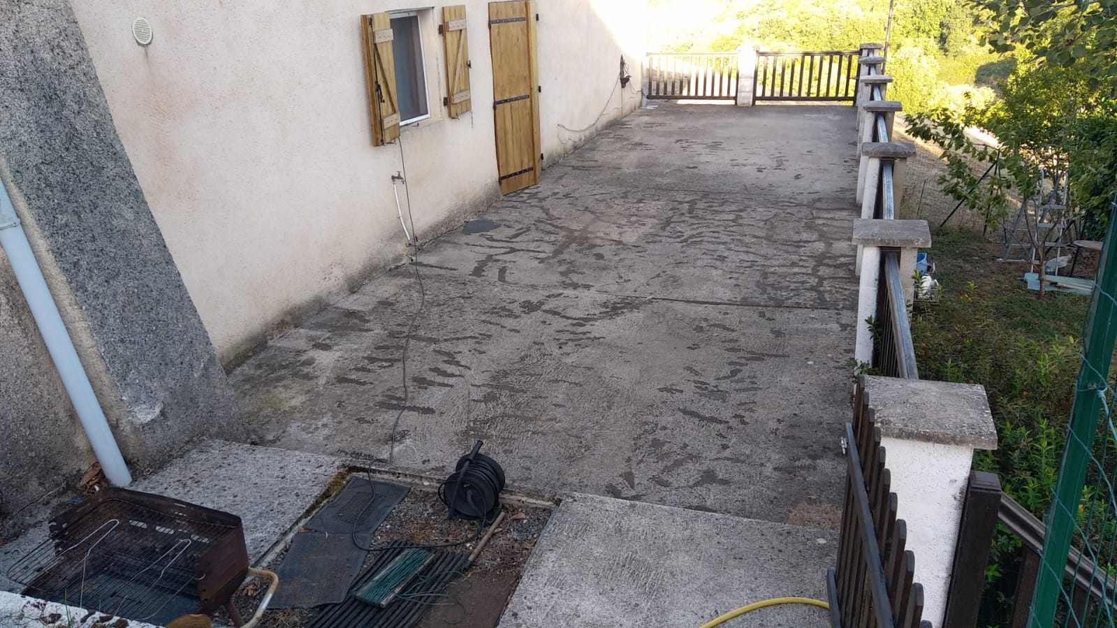 Pose de pelouse synthétique sur terrasse