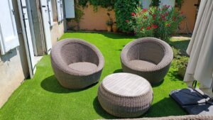 Pose de pelouse synthétique sur terrasse